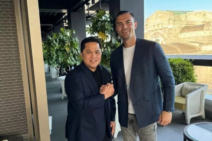 Emil Audero Mulyadi saat bertemu Ketua Umum PSSI Erick Thohir. Kini bermain di Serie B bersama Palermo dan disebut-sebut bakal segera dinaturalisasi.