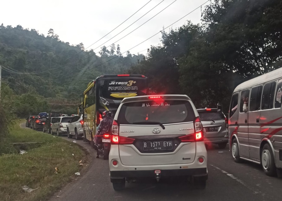Jalur lintas Sicincin-Malalak Sumatra Barat (Sumbar) macet total, Sabtu (13/4/2024). Kendaraan yang lewat terlihat mengantre hingga berjam-jam.