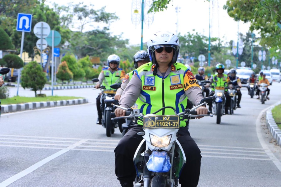 Kapolres Siak AKBP Asep Sujarwadi menggunakan sepeda motor melakukan patroli, memastikan Siak aman dan terkendali tak hanya selama Idulfitri tapi setelahnya, Sabtu (13/4/2023).