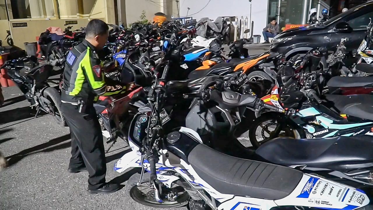 Personel Patroli Balap Liar Satlantas Polresta Pekanbaru mendata puluhan kendaraan diduga terlibat balap lair yang terjaring sepekan menjelang Ramadan pada awal pekan kedua Maret 2024.