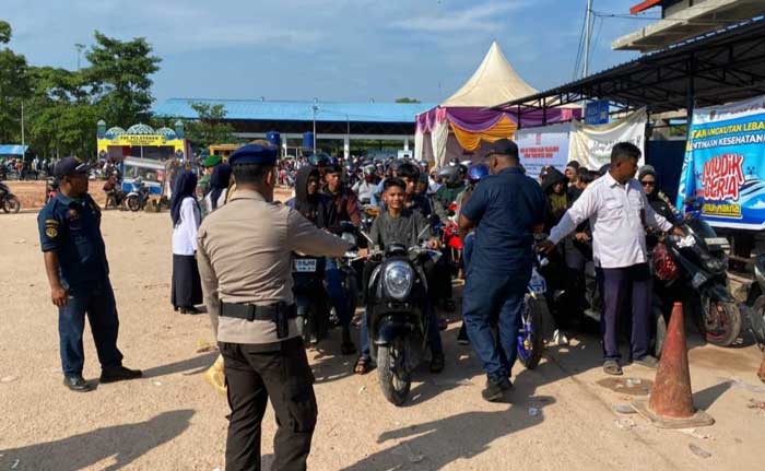 Kegiatan arus balik mudik, Sabtu (13/4/2024) mulai terlihat meningkat di pelabuhan Dumai PT Pelindo Regional I Dumai.