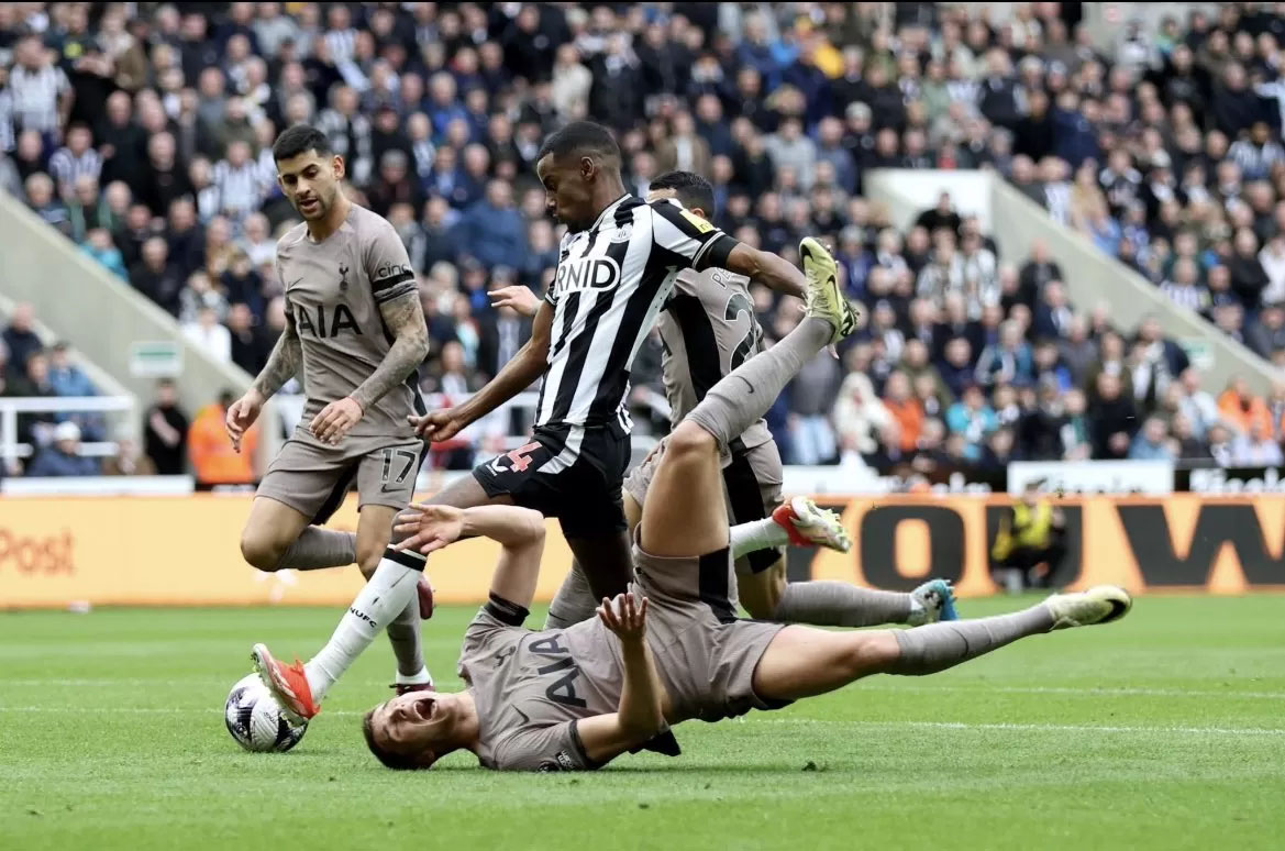 Alexander Isak (Newcastle) saat mencetak gol dalam laga menghadapi Tottenham.