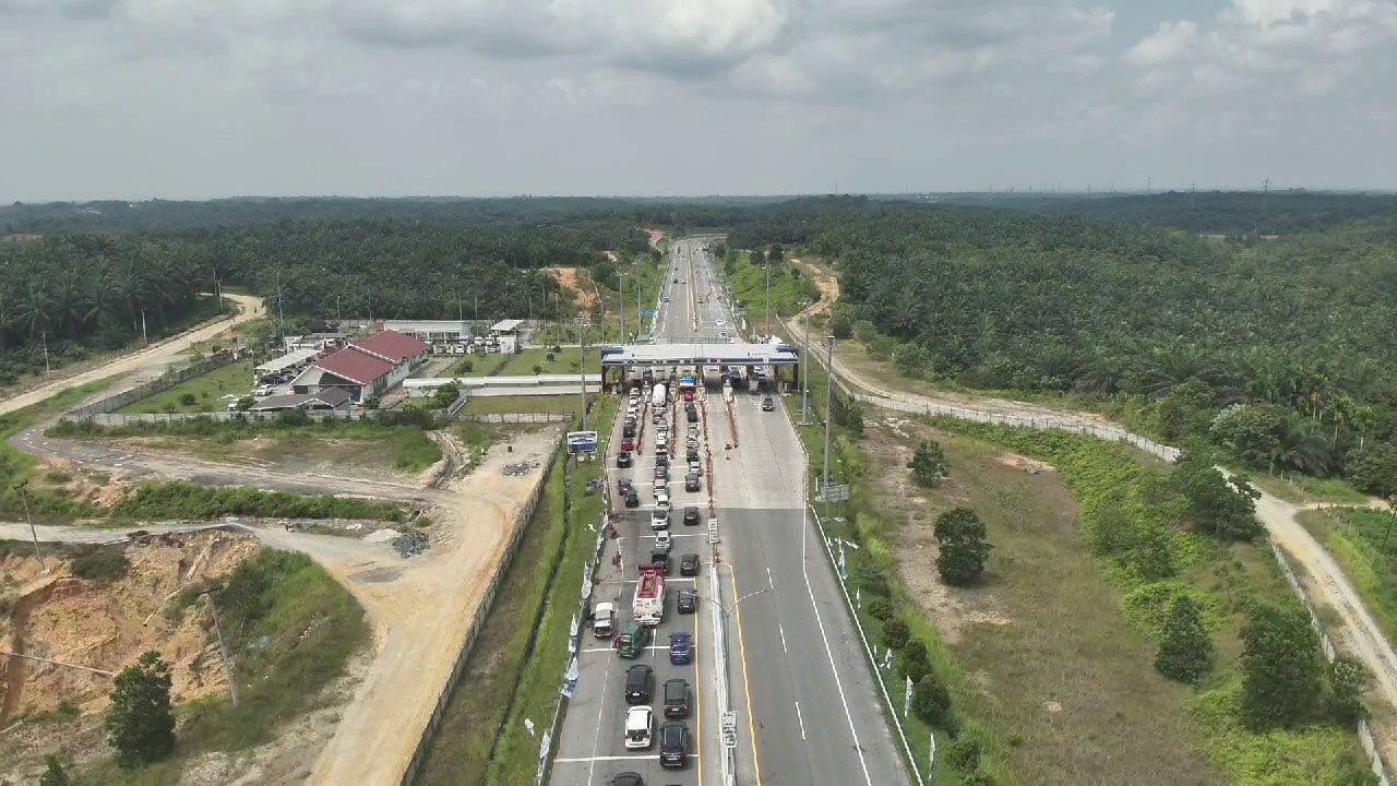 Antrean kendaraan dari arah pintu keluar Tol Pekanbaru - Dumai, Sabtu (13/4/2024).