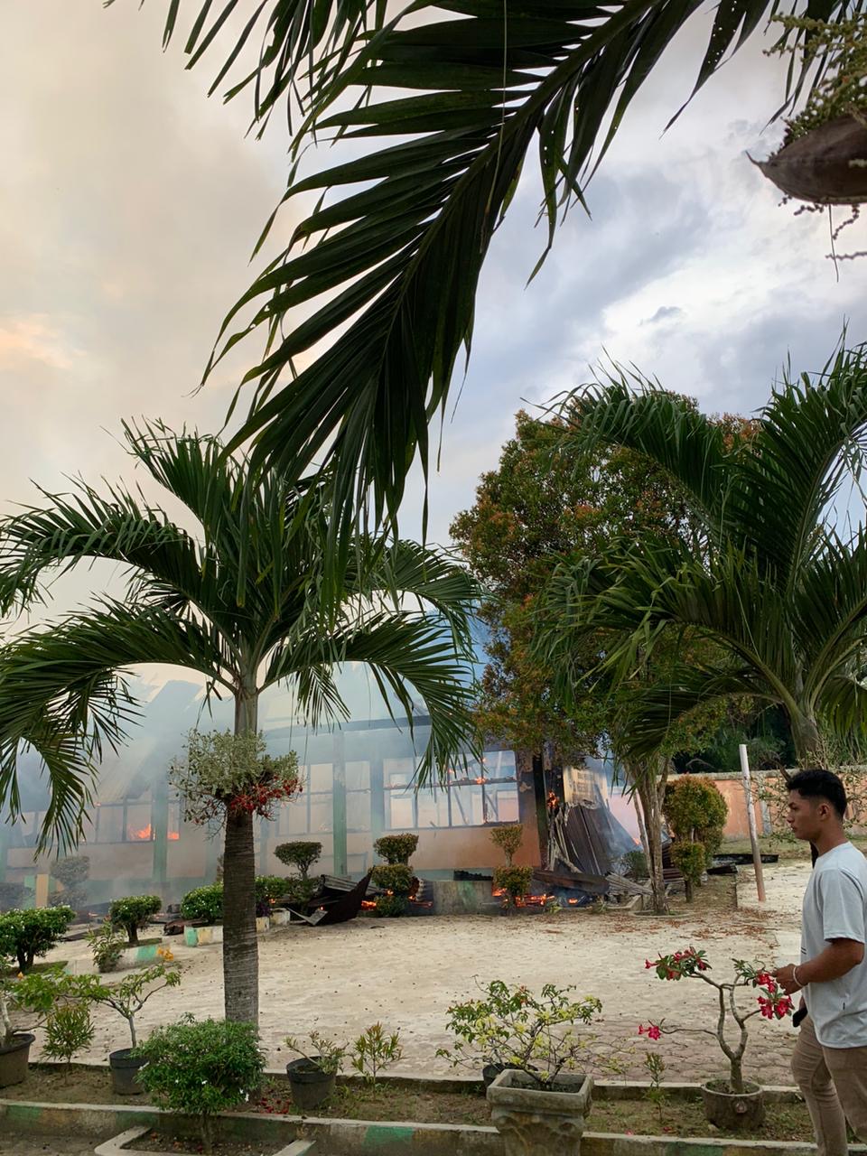Bangunan di SDN 001 Kencana yang terbakar, menyiskan kepulan asap.
