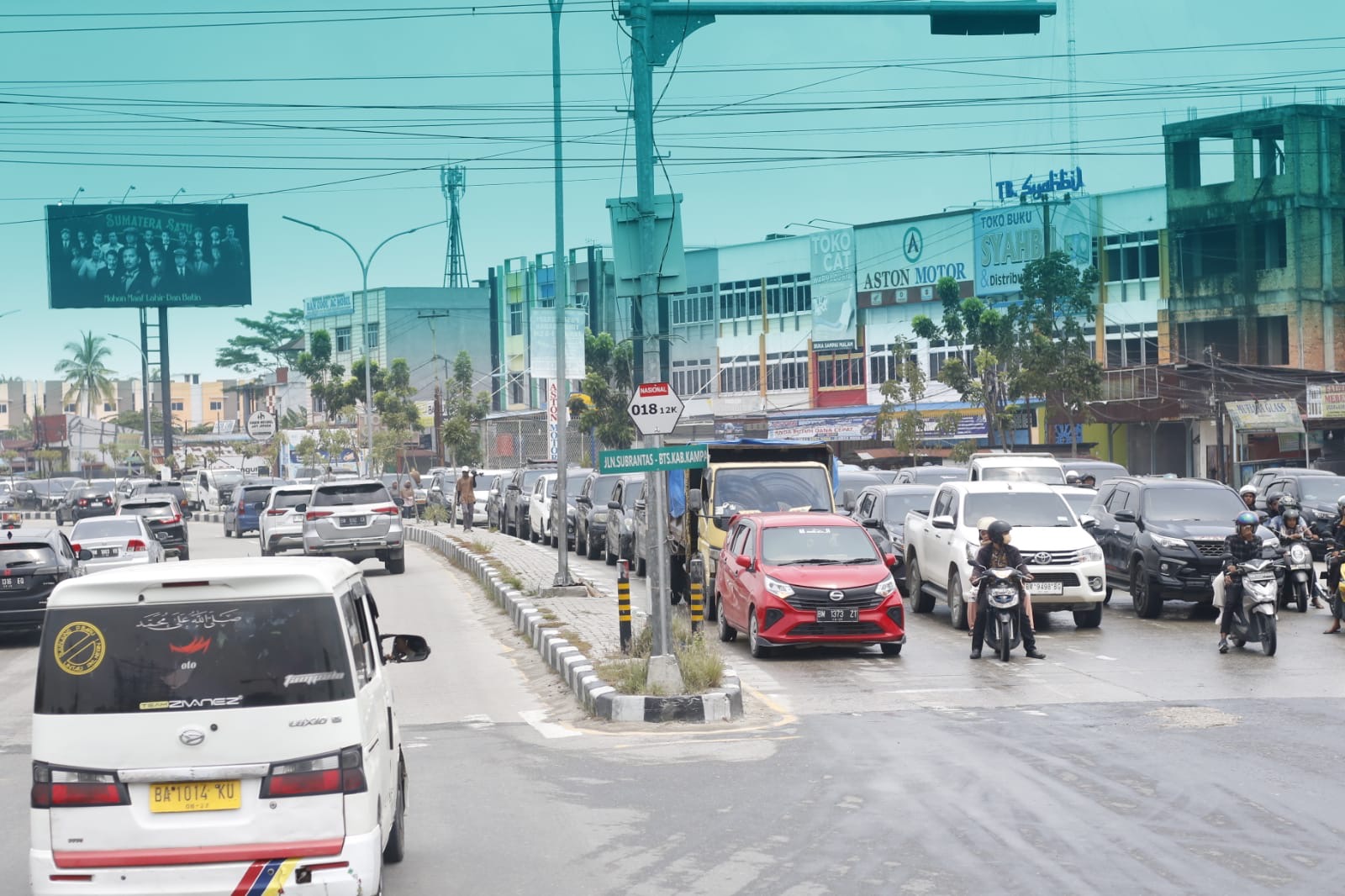 Kepadatan kendaraan yang akan memasuki Jalan Hr Soebrantas di persimpangan Garuda Sakti, Pekanbaru, Ahad (14/4).