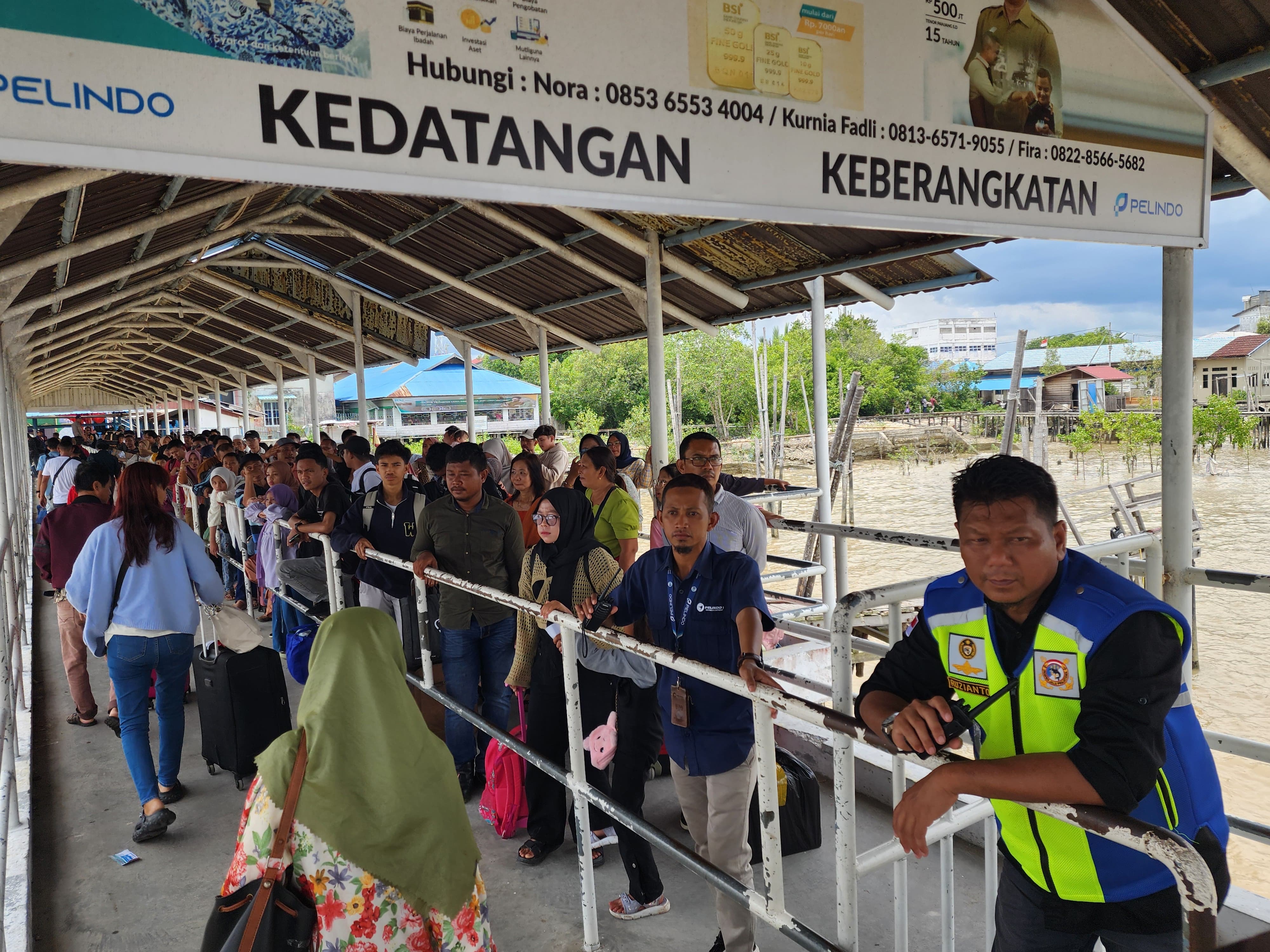 Situasi Pelabuhan Tanjung Harapan memasuki puncak arus balik Idulfitri, Ahad (14/4/2024) siang.