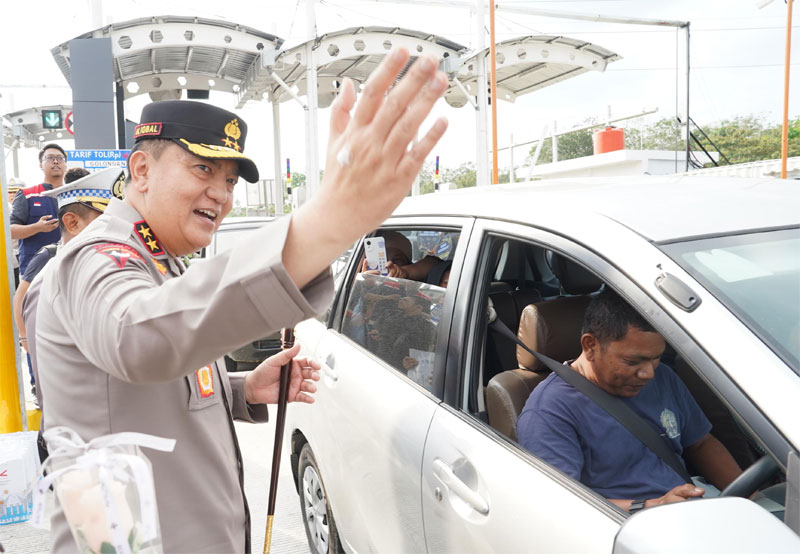 Kapolda Riau Irjen Pol Mohammad Iqbal saat meninjau arus balik di Exit Tol XIII Koto Kampar, Ahad (14/4/2024).