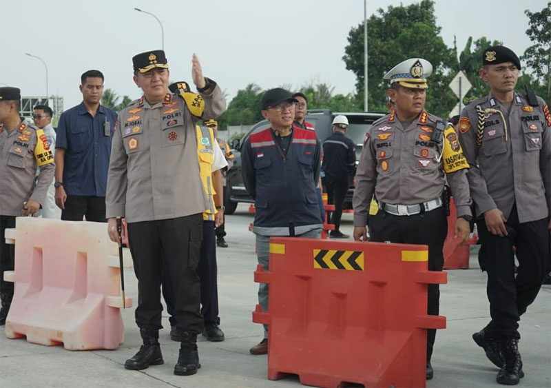 Kpolda Riau Irjen Pol Mohammad Iqbal didampingi Dirlantas Polda Riau Kombes Pol Taufiq Lukman saat meninjau Exit Tol XIII Koto Kampar, Ahad (14/4/2024).