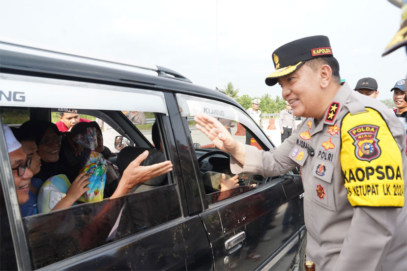 Kapolda Riau Irjen Pol Mohammad Iqbal saat berbincang dengan masyarakat yang melintasi Tol XIII Koto Kampar di Bangkinang, Ahad (14/4/2024).