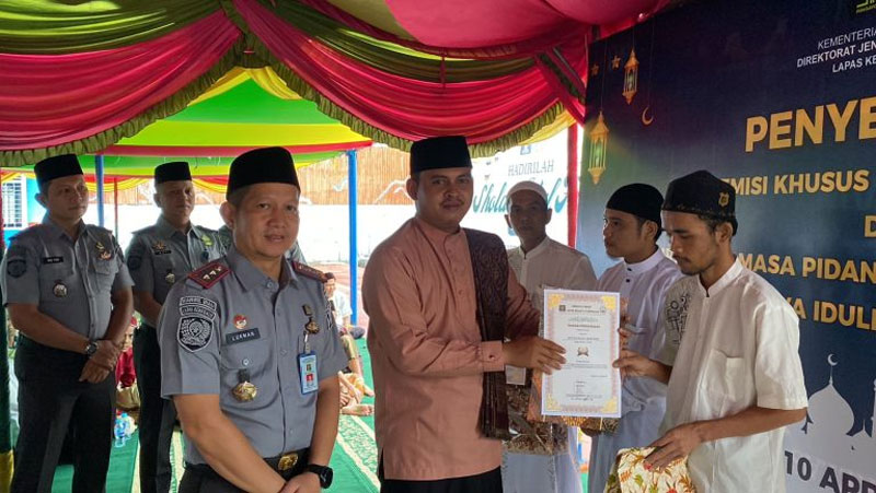 Kalapas Bengkalis M Lukman mengumumkan penerima remisi khusus Hari Raya Idulfitri di Lapas Bengkalis, pekan lalu.