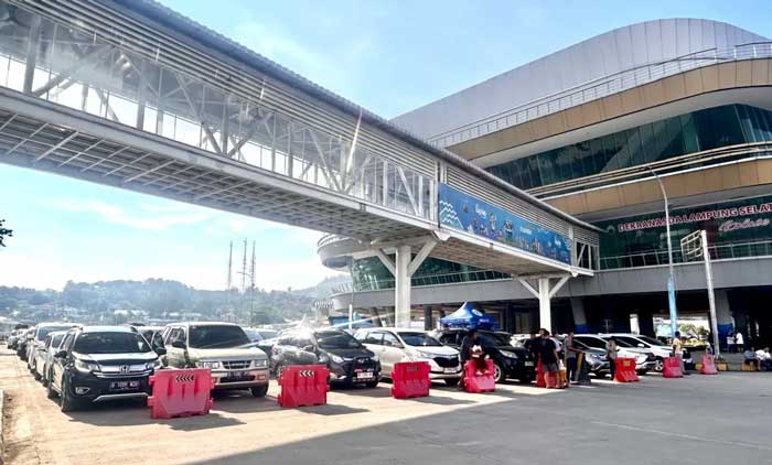 Kendaraan antre masuk ke lambung kapal.