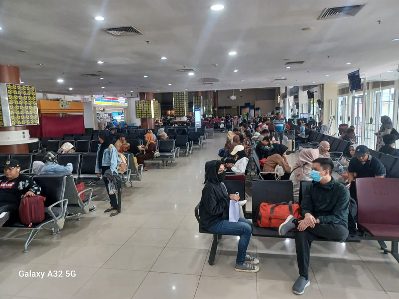 Penumpang yang akan melakukan arus balik saat berada di ruang tunggu Bandara SSK II Pekanbaru sebalum dipanggil masuk ke dalam pesawat yang ditumpungi, Ahad (14/4/2024).