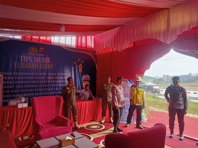 Wakapolres Kampar Kampar Kompol Andi Cakra Putra mengunjungi Pospam Pintu Tol XIII Koto Kampar, Ahad (14/4/2024)