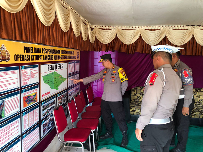 Wakapolres Rohul Kompol Rahmat Hidayat meninjau Pos Pengamanan Lebaran Idulfitri 1445 H yang berada di Simpang TB Kecamatan Tandun, Sabtu (13/4/1024) petang.