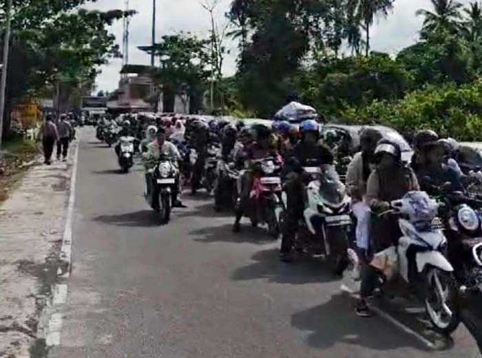 Ratusan kendaraan antre panjang di Dermaga Ro-Ro Air Putih Bengkalis, Ahad (14/4/2024).