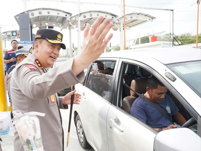 Kapolda Riau Irjen Pol Mohammad Iqbal berkomunikasi dengan pemudik saat meninjau arus balik di Gerbang Exit Tol XIII Koto Kampar, Ahad (14/4/2024).