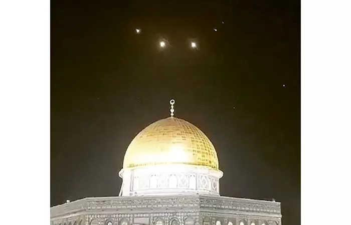 Tangkapan layar dari video menunjukkan rudal-rudal Iran melintasi langit di atas Masjidilaqsa. Sasaran rudal-rudal itu adalah pangkalan militer Israel.