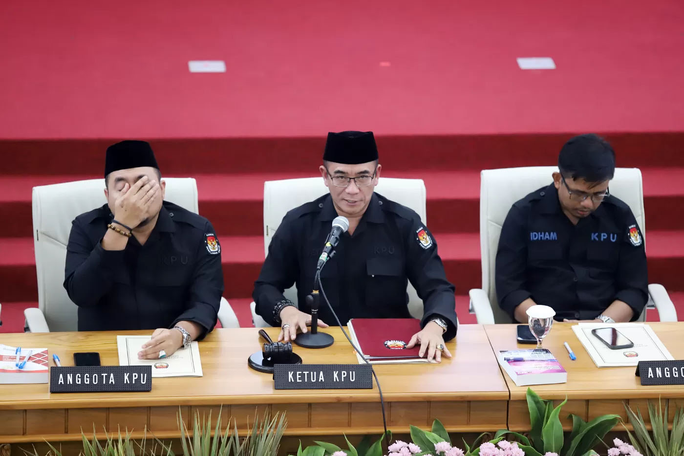 Ketua KPU Hasyim Asyari bersama Komisioner Mochammad Afifuddin dan Idham Holik saat pleno penetapan hasil penghitungan perolehan suara Pemilu 2024 tingkat nasional di, Jakarta, Rabu (20/3/2024).