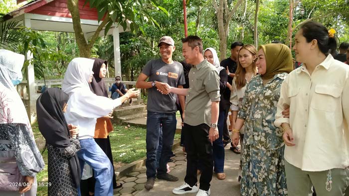 Bupati Rokal Hilir Afrizal Sintong bersama keluarga mengunjungi Hutan Kota Bagansiapiapi, Jumat (12/4/2024).
