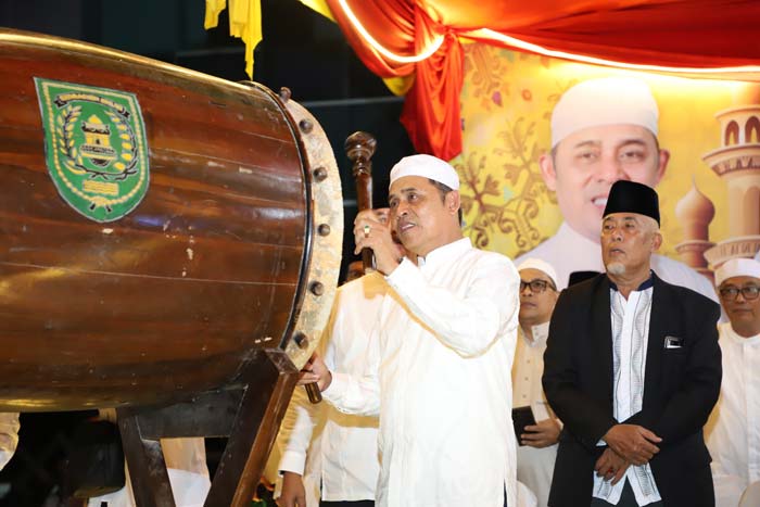 Pj Bupati Inhil H Herman memukul beduk saat melepas pawai takbir Idulfitri 1445 H di Tembilahan, Selasa (9/4/2024) malam.