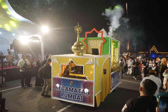 Suasana pawai mobil hias di malam takbiran Idulfitri 1445 H di Jalan Gadjah Mada, Pekanbaru.