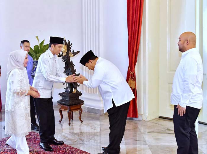 Presiden Joko Widodo berjabat tangan dengan Menteri Pertahanan Prabowo Subianto saat open house Hari Raya Idulfitri 1 Syawal 1445 H di Istana Negara,