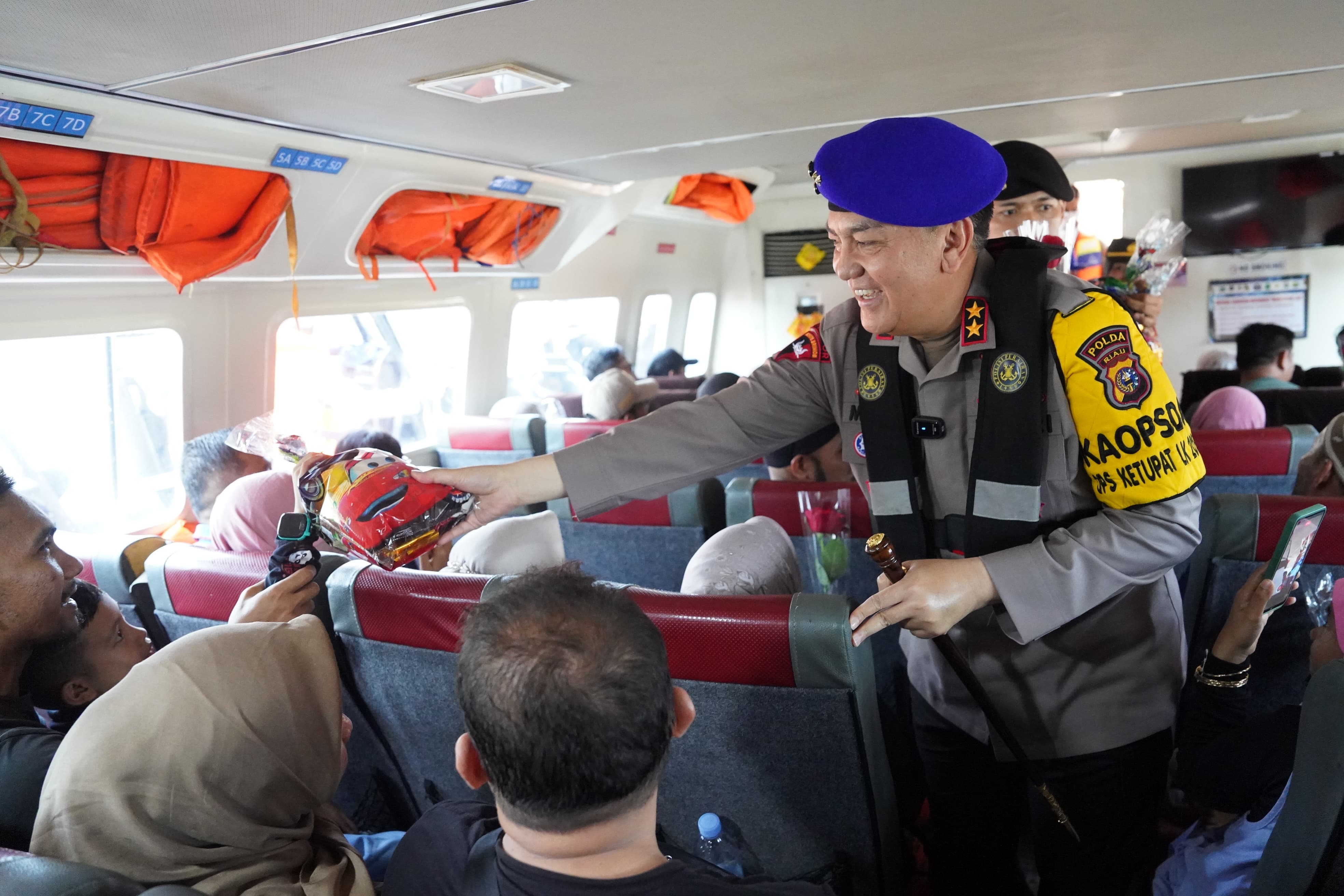 Kapolda Riau Irjen Pol Mohammad Iqbal saat menyapa masyarakat yang kembali dari mudik menggunakan kapal laut, Senin (15/4/2024).