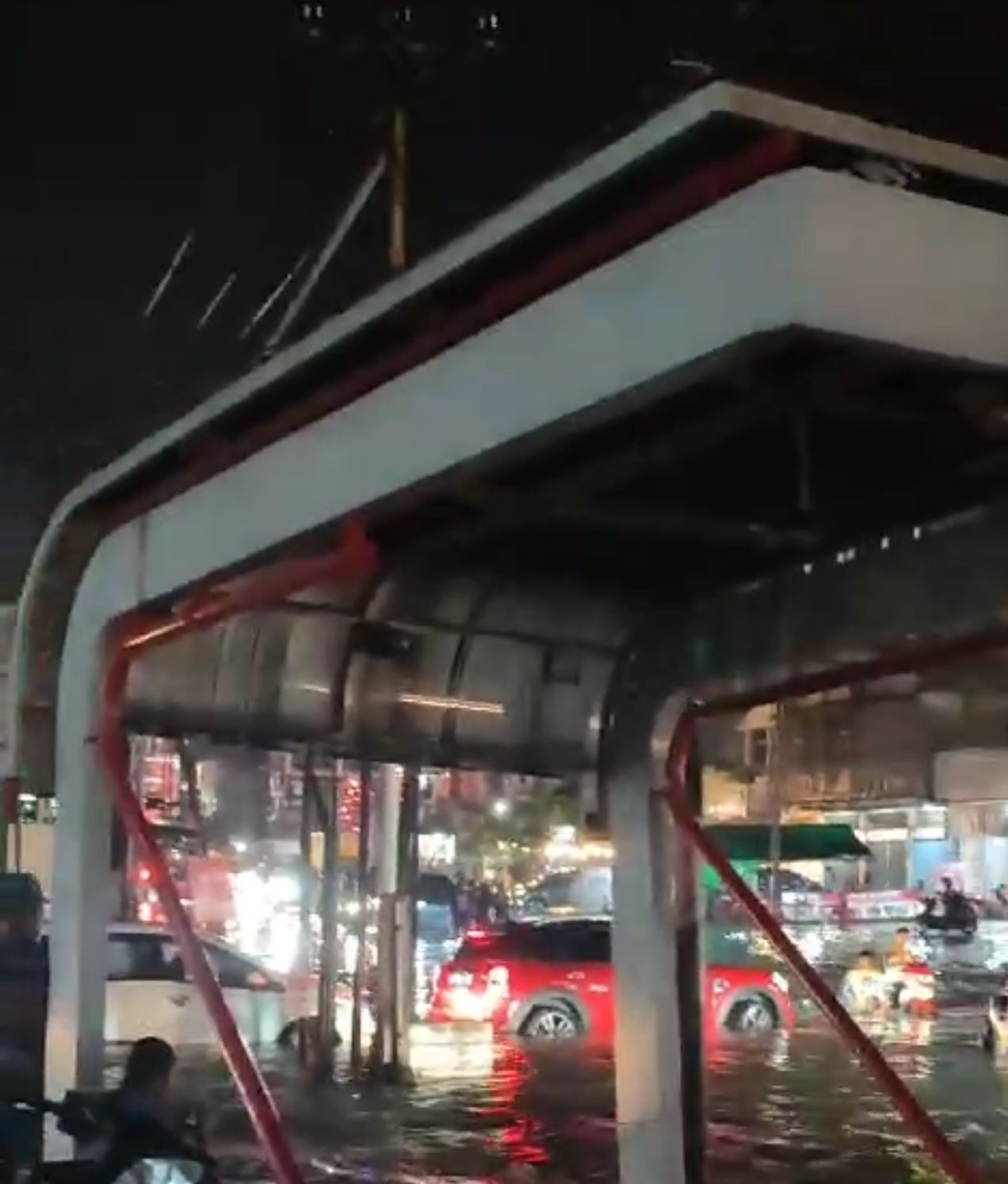 Tangkapan layar, banjir merendam ruas Jalan Riau, pascahujan sekitar dua jam Senin (15/4/2024) sore di Pekanbaru.