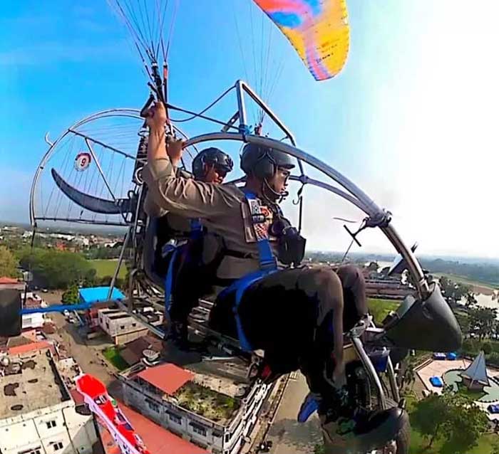 Kapolsek Kuantan Mudik AKP Hendra Setiawan saat menggunakan paramotor beberapa waktu lalu memantau kota Teluk Kuantan.