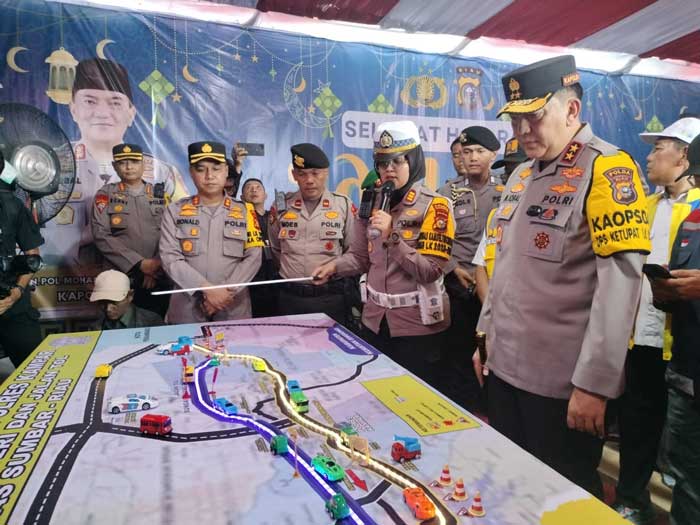 Kasat Lantas Polres Kampar AKP Viola Dwi Anggraini memaparkan kondisi jalan lintas Barat ke Kapolda Riau Irjen Pol Mohammad Iqbal SIK, Ahad (14/4/2024).