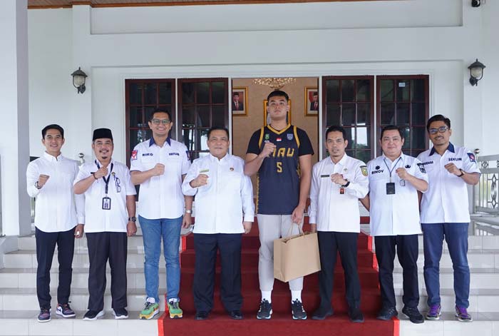 Fatih Ramadhan (empat kanan) foto bersama Pj Gubri SF Hariyanto, Kadispora Riau Erisman Yahya di kediaman Gubri, baru-baru ini.