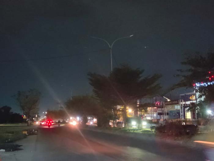 Banyaknya lampu penerangan jalan umum (LPJU) tidak berfungsi membuat Jalan Soekarno Hatta gelap saat malam hari, Ahad (14/4/2024).