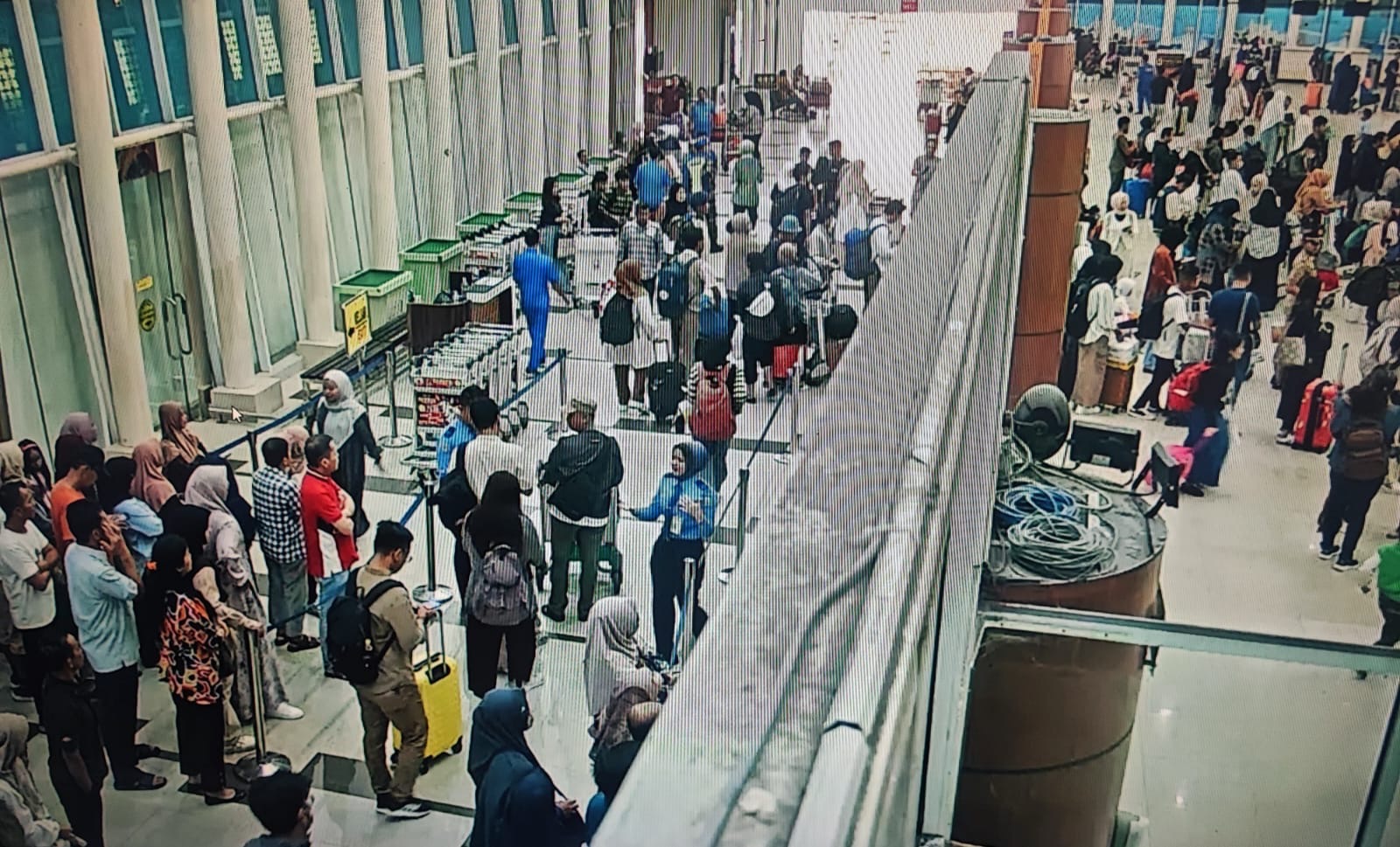 Suasana di areal check-in Bandara SSK II Pekanbaru pada momen arus balik.