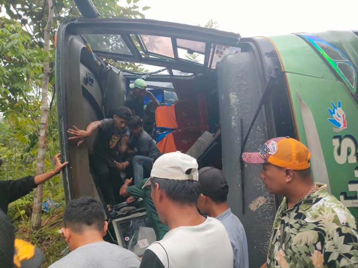 Kondisi Bus ALS ringsek saat mengalami kecelakaan di Jalan Karak Pipia, Jorong Nyiur, Nagari Malalak Selatan, Kecamatan Malalak, Kabupaten Agam, Senin (15/4/2024).