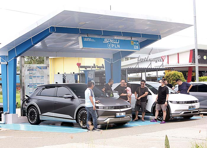 Pengguna Hyudai Ioniq 5 melakukan pengisian di SPKLU PLN di Rest Area KM 228A ruas jalan tol Kanci-Pejagan, saat arus mudik Idulfitri 1445 Hijriah.