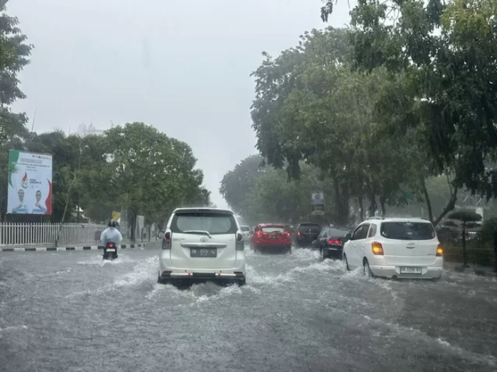 Air menggenang di Jalan Sudirman tepatnya di depan Kantor Gubernur Riau, saat hujan dengan intensitas tinggi mengguyur Kota Pekanbaru, beberapa waktu lalu.