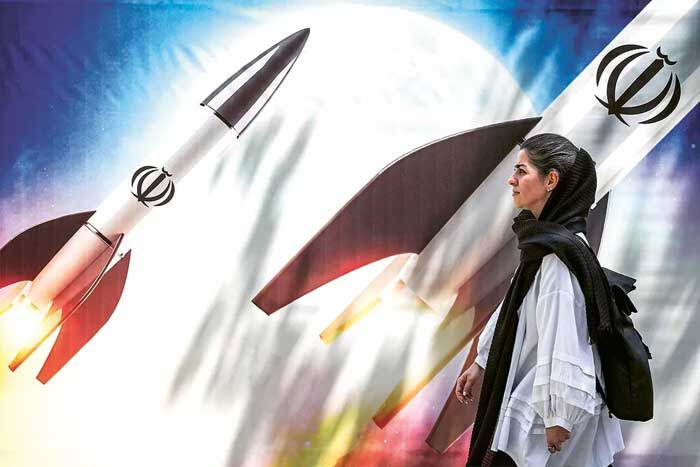 SEPAKAT PERANGI ZIONIS: Dukungan warga Iran pada serangan terhadap Israel ditunjukan melalui banner yang dipasang di pusat kota Teheran kemarin (15/4).