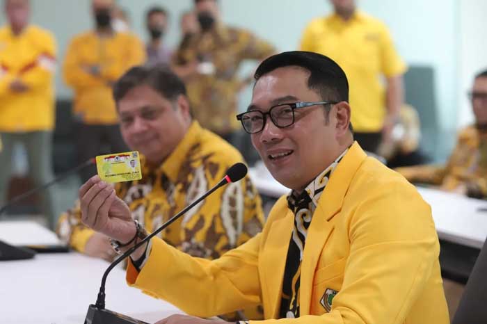 Ridwan Kamil menerima jas kuning dan KTA Golkar dari Ketua Umum Partai Golkar Airlangga Hartarto di kantor DPP Golkar, Jakarta, Rabu (18/1/2023).&nbsp;