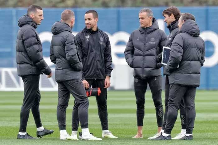 Pelatih Luis Enrique bersama sejumlah pemain PSG saat sesi latihan sebelum hadapi AC Milan. (
