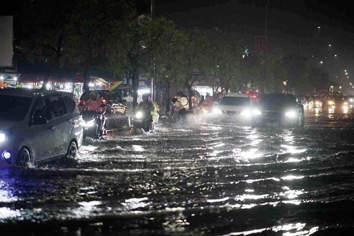 Sejumlah kendaraan berusaha menerobos banjir akibat hujan deras di Jalan HR Soebrantas, Pekanbaru, Selasa (16/4/2024).