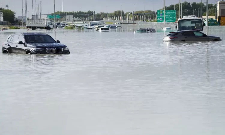 Kendaraan terbengkalai di tengah banjir yang merendam jalan utama di Dubai.