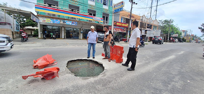 Petugas PUPR melihat aspal berlubang di Jalan Ahmad Dalan, Kecamatan Sukajadi, Rabu (17/4/2024).