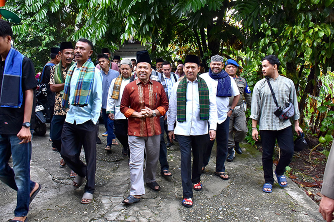 Pj Bupati Kampar Hambali bersama rombongan peziarah di Pemakaman Munisyaroh Dusun Kampung Godang Desa Pulau Lawas, Kecamatan Bangkinang, Rabu pagi (17/4/2024).