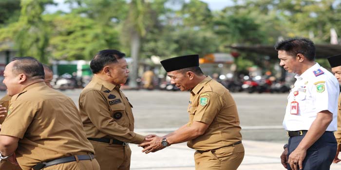 Plt Bupati Kepulauan Meranti H Asmar menyalami ASN Pemkab Meranti usai memimpin apel perdana pascalibur Hari Raya Idulfitri 1445 Hijriah di Selatpanjang