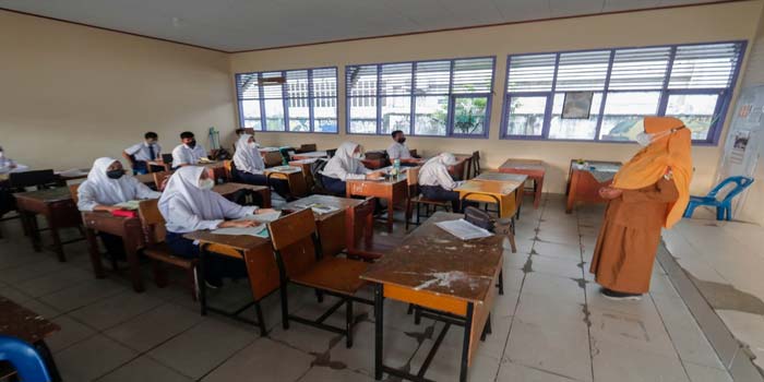 Para pelajar di SMP 25, Jalan Kartama, Pekanbaru melakukan proses belajar tatap, baru-baru ini.