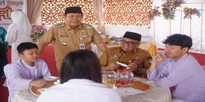 Bupati Rohul H Sukiman bersenda gurau dengan keluarga Sekda Rohul Muhammad Zaki saat menghadiri undangan acara halalbihalal di rumah dinas Bupati Rohul
