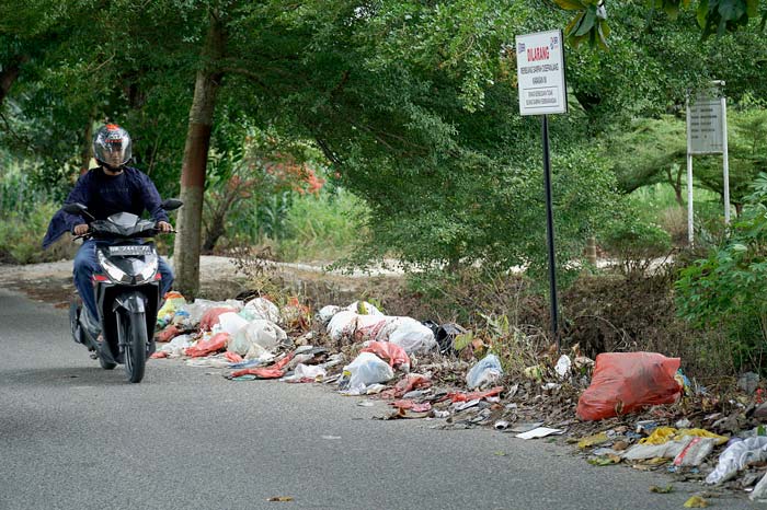 Sampah berserakan di sepanjang Jalan Cipta Karya ujung, tepat di depan Rumah Potong Hewan (RPH) Pekanbaru, Selasa (16/4/2024).