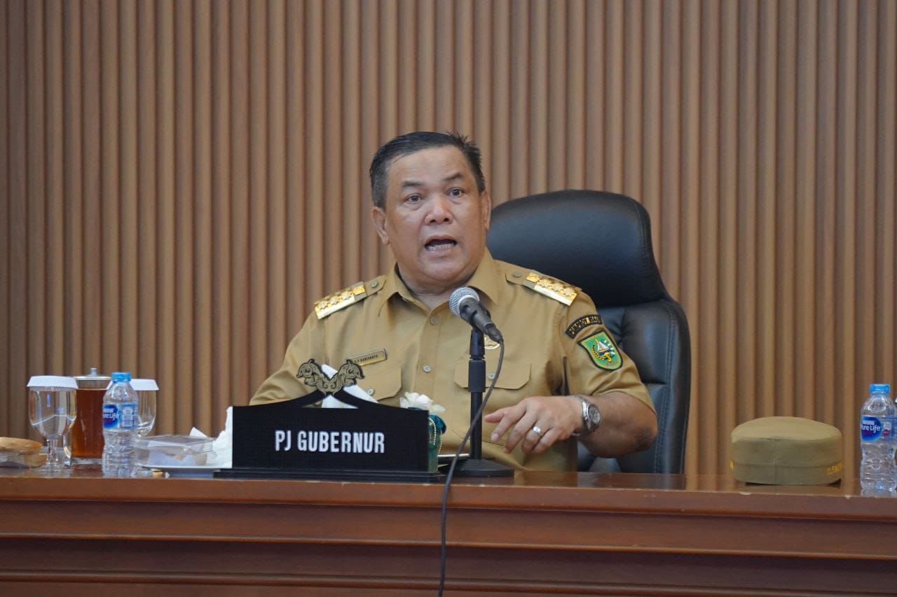Ket foto: PJ Gubernur Riau SF Hariyanto saat memimpin rapat koordinasi di ruang rapat Melati Kantor Gubernur Riau, Selasa (16/4/2024). (Foto: