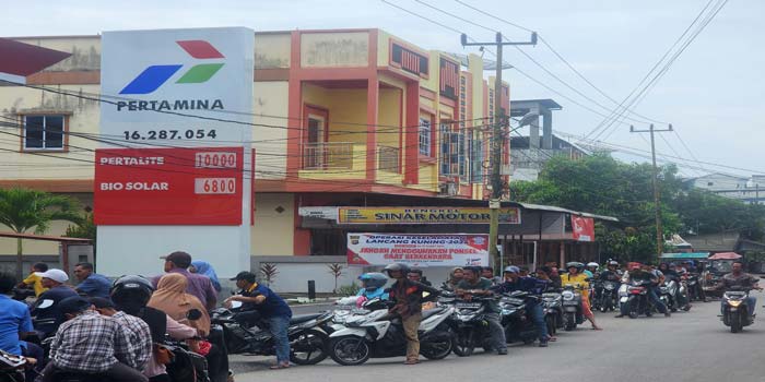 Antrean warga yang akan mengisi BBM  mengular  di SPBU Jalan Imam Bonjol Selatpanjang,  Kabupaten Kepulauan Meranti, Selasa (16/4/2024).