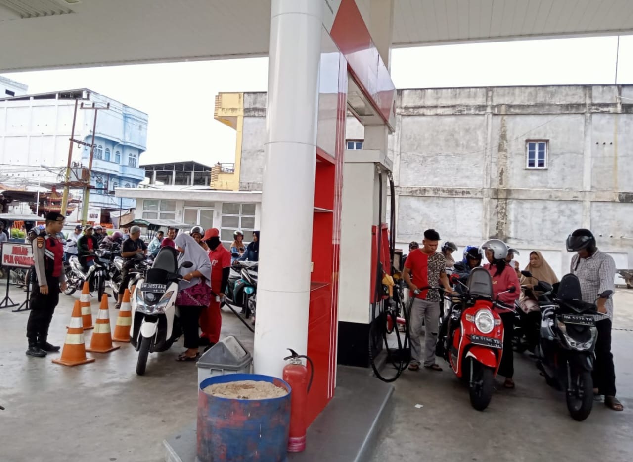 Antrean warga mengular terjadi di SPBU Jalan Imam Bonjol, sejak Selasa (16/4/2024) pagi.
